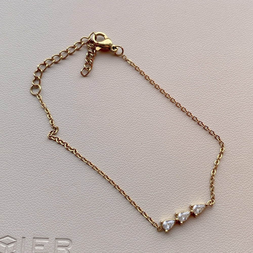 Dainty gold zircon bracelet
